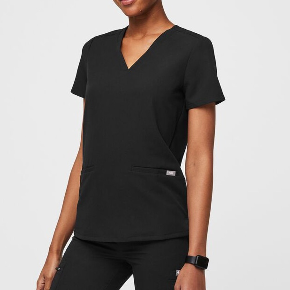 FIGS Casma Three-Pocket Scrub Top in Black 🩺